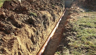 Копка траншей для водопровода в Старой Руссе: цена за метр от 930 руб.